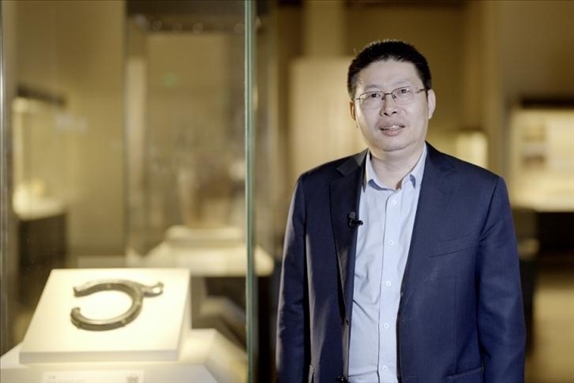 中國國家博物館副館長張偉明介紹館藏C形玉龍。