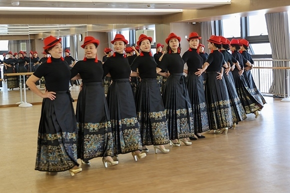 廈門(mén)思明區(qū)老年大學(xué)老年模特班正在上課。