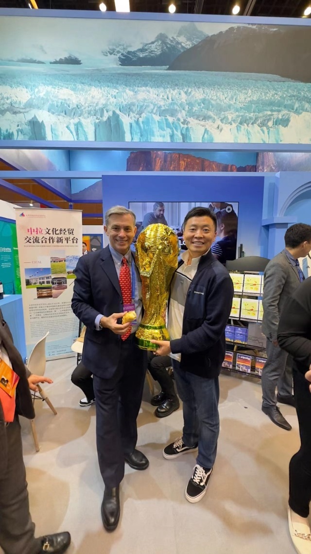 2022年，馬克西米與同事在上海。圖片由受訪者提供