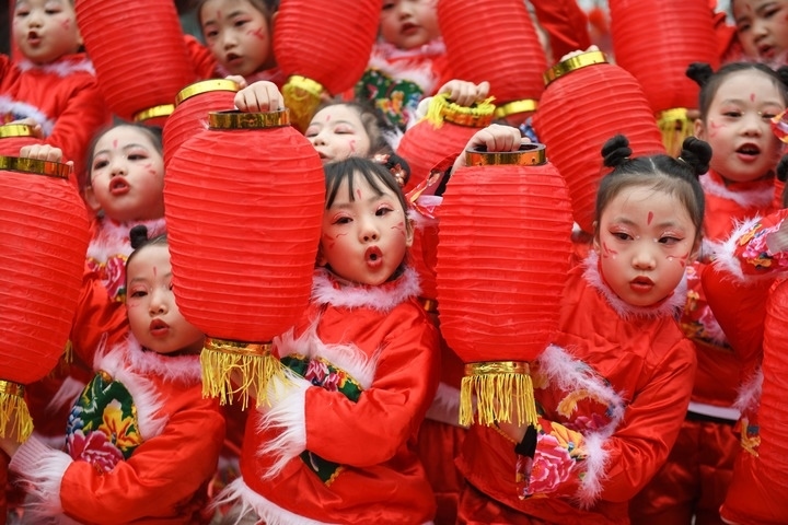 1月18日，四川省閬中市閬中古城，民間藝人和文藝工作者在表演節(jié)目歡度臘八節(jié)，喜迎農(nóng)歷新年。這是參演的小朋友在表演。新華社發(fā)（王玉貴 攝）