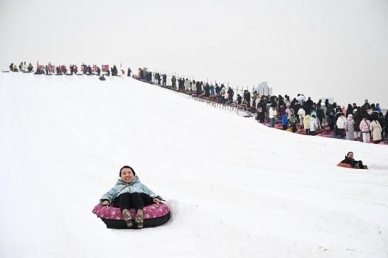 圖為1月18日，市民在內(nèi)蒙古賽馬場滑雪圈。新華社記者 貝赫 攝