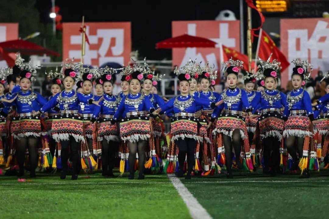 △2024年2月3日，2024年全國“村晚”示范展示活動暨貴州“村超村晚”系列活動之一的民族文化展演，在榕江縣“村超”足球場舉行。