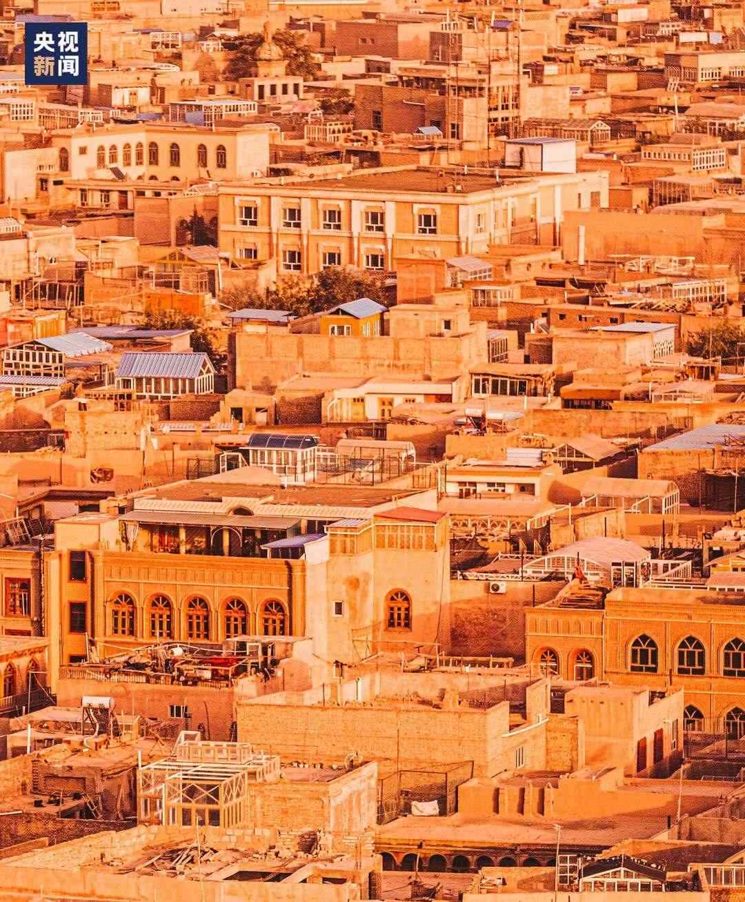 △喀什古城在天山和昆侖山的守護(hù)下，留住了千年前的樣子。