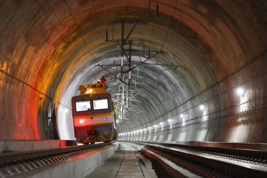 凌晨，接觸網(wǎng)作業(yè)車的燈光紅黃相間。胡鵬攝