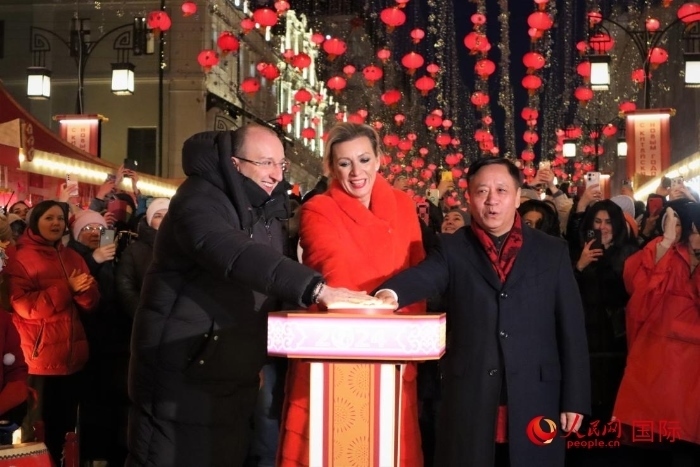 張漢暉、扎哈羅娃、科茲洛夫（從右至左）共同按下活動(dòng)啟動(dòng)按鈕。于子恒攝