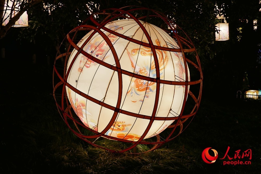 白鷺洲公園展出的燈彩作品。人民網(wǎng)記者 韋衍行攝