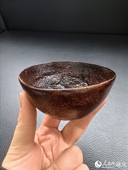 用橘子皮制成的碗。人民網(wǎng)記者 周雯攝