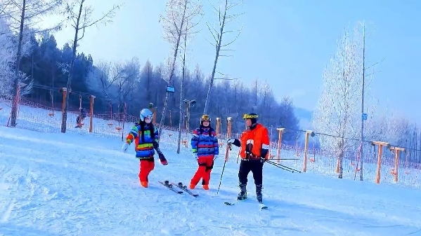新春走基層｜滑雪場(chǎng)上過(guò)春節(jié)！冰城“冷資源”變成“熱經(jīng)濟(jì)”