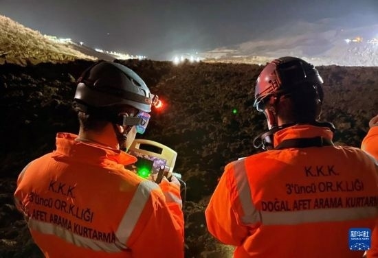 2月13日，救援人員在土耳其東部埃爾津詹省伊利奇區(qū)礦難現(xiàn)場工作。新華社發(fā)（穆斯塔法·卡亞攝）