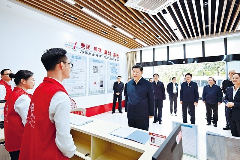 2023年12月14日至15日，中共中央總書記、國(guó)家主席、中央軍委主席習(xí)近平在廣西考察。這是14日上午，習(xí)近平在南寧市良慶區(qū)蟠龍社區(qū)黨群服務(wù)中心考察。 新華社記者 燕雁/攝