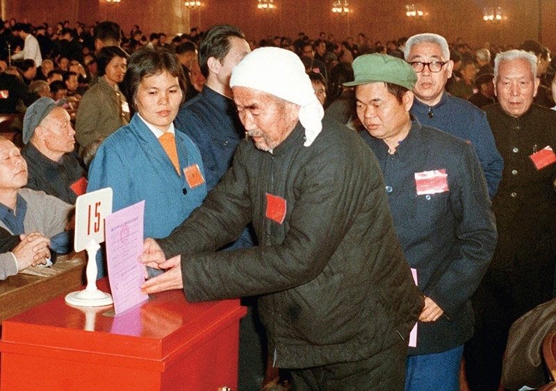 我國現(xiàn)行憲法于1982年12月4日由第五屆全國人大第五次會議通過并公布施行。根據(jù)改革開放和社會主義現(xiàn)代化建設(shè)的實踐和發(fā)展，全國人大于1988年、1993年、1999年、2004年、2018年先后5次作出必要的、也是十分重要的修正。圖為出席第五屆全國人民代表大會第五次會議的代表投票表決《中華人民共和國憲法》（資料照片）。 新華社發(fā)