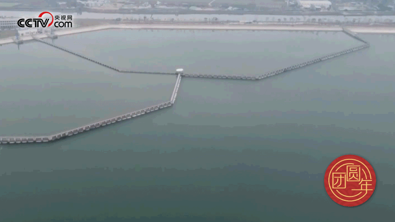 △西江潛地行，潤澤大灣區(qū)。珠江三角洲水資源配置工程西起廣東佛山順德西江干流鯉魚洲，穿越獅子洋，東至深圳公明水庫，是世界上流量最大的長距離有壓調(diào)水工程。