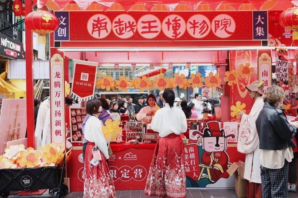 在西湖花市的南越王博物院攤位，文創(chuàng)與花市的跨界融合吸引了不少市民游客駐足。（南越王博物院供圖）