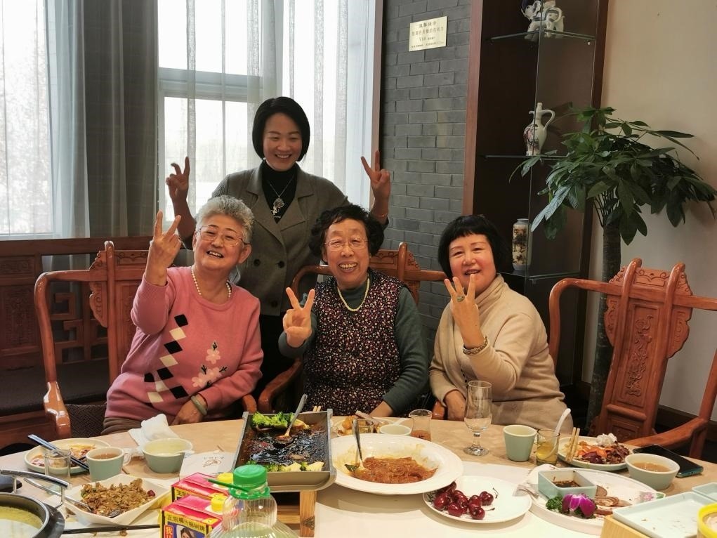 吳釗（前排左一）和鄰居一起在天津過(guò)年。（采訪(fǎng)對(duì)象供圖）