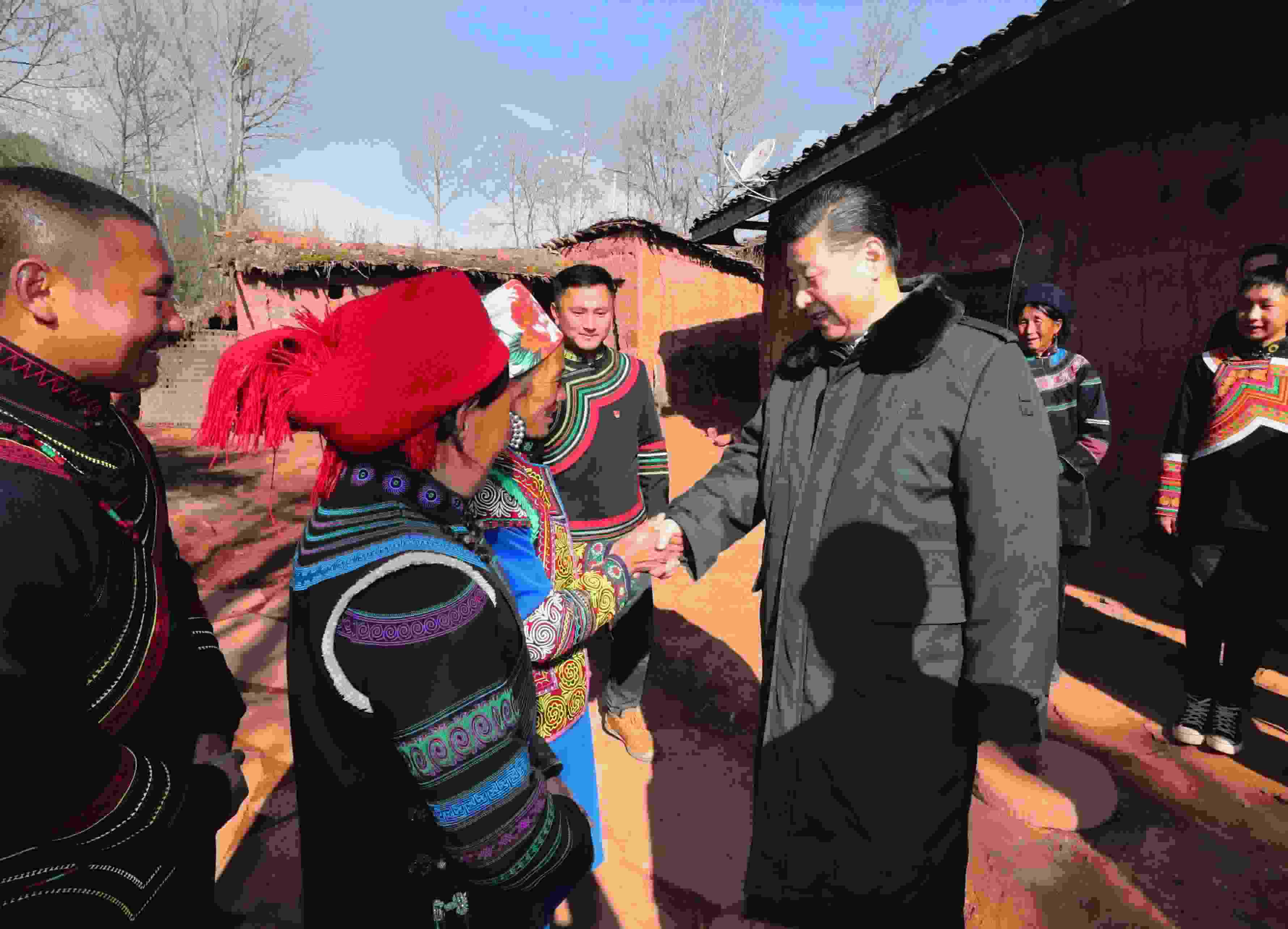 △ 2018年2月11日，習(xí)近平總書記驅(qū)車2個(gè)多小時(shí)，從四川西昌市來(lái)到位于大涼山深處的昭覺(jué)縣三岔河鄉(xiāng)三河村、解放鄉(xiāng)火普村，走進(jìn)彝族貧困群眾家中，看實(shí)情、問(wèn)冷暖、聽(tīng)心聲，同當(dāng)?shù)馗刹咳罕姽采叹珳?zhǔn)脫貧之策。