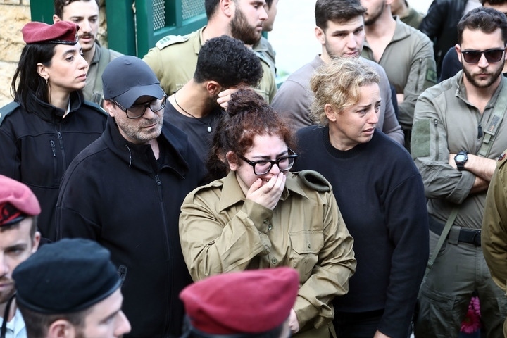 1月23日，在以色列特拉維夫的一處公墓，人們參加一名以色列士兵的葬禮。新華社發(fā)（吉德翁·馬科維奇攝/基尼圖片社）