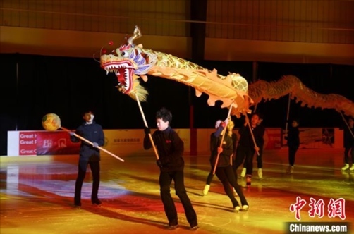 當(dāng)?shù)貢r(shí)間2月17日晚，作為農(nóng)歷甲辰龍年“歡樂(lè)春節(jié)”系列活動(dòng)之一，別具特色的青少年冰上春晚在加拿大多倫多舉行。圖為青少年表演冰上舞龍。 中新社記者 余瑞冬 攝