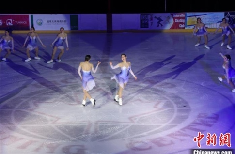 當(dāng)?shù)貢r(shí)間2月17日晚，青少年冰上春晚在加拿大多倫多舉行。圖為曾獲加拿大全國(guó)冠軍的一支青少年花滑隊(duì)進(jìn)行集體自由滑表演。 中新社記者 余瑞冬 攝