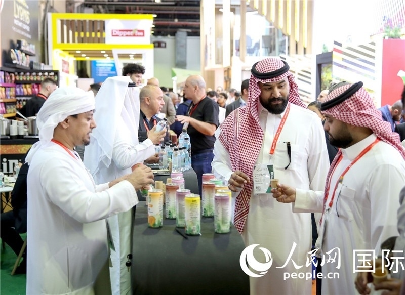 圖為專業(yè)觀眾在海灣食品展飲料展區(qū)參觀。人民網(wǎng) 塔里克·易卜拉欣攝