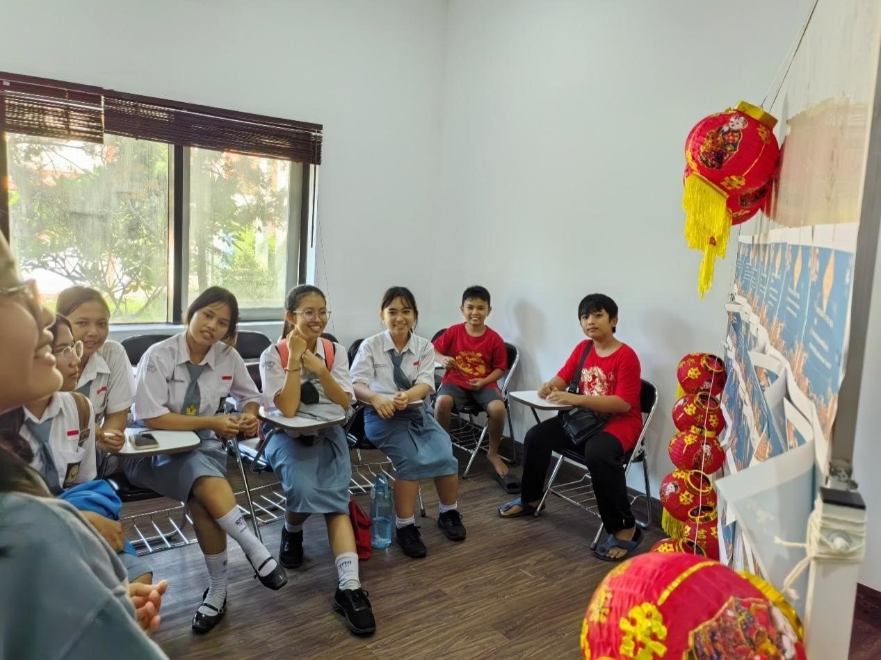 學生們踴躍參與猜燈謎活動。巴陵康孔子學院供圖