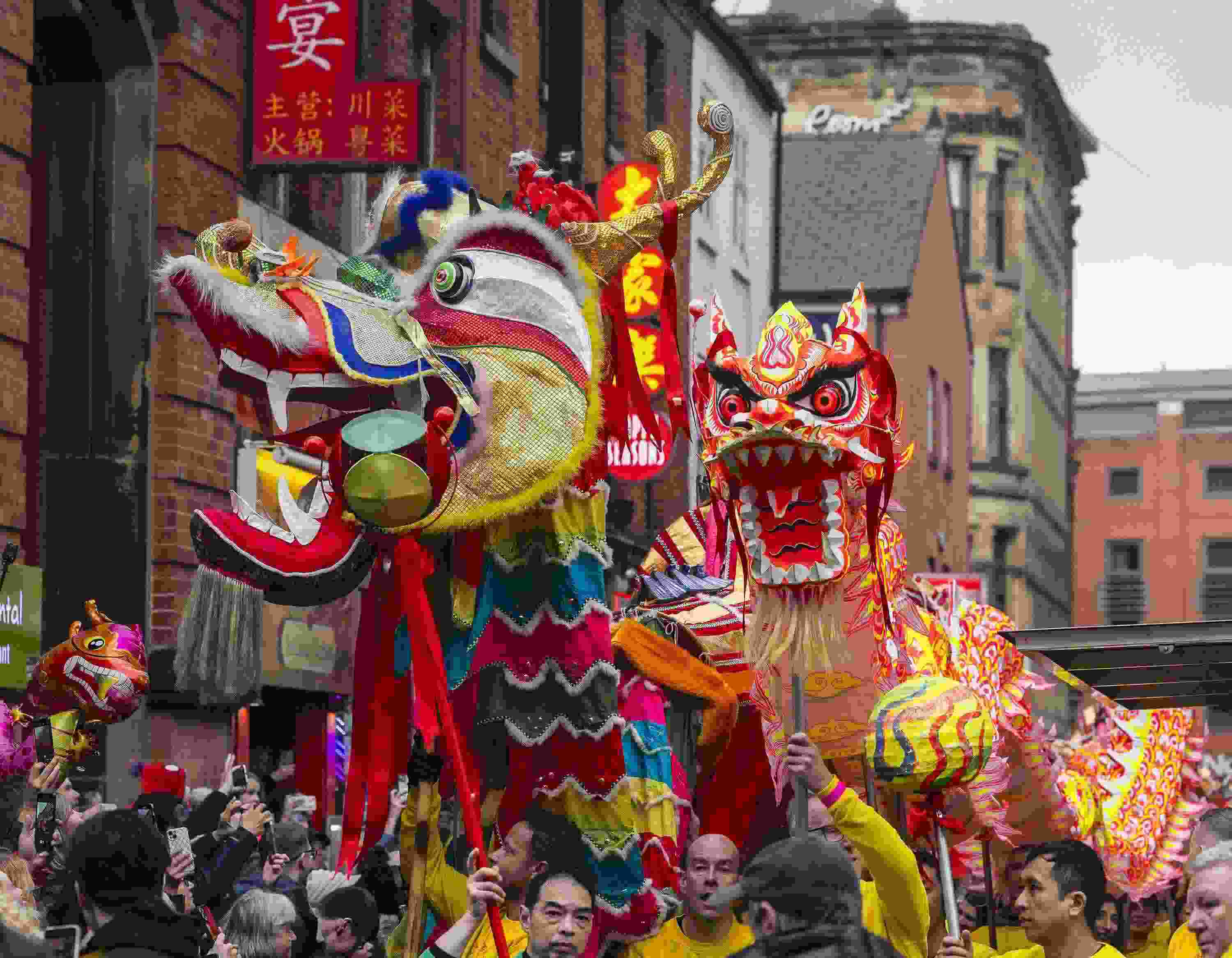 △ 當(dāng)?shù)貢r(shí)間2024年2月11日，英國(guó)曼徹斯特，表演者進(jìn)入中國(guó)城，參加中國(guó)農(nóng)歷龍年春節(jié)的慶祝活動(dòng)。