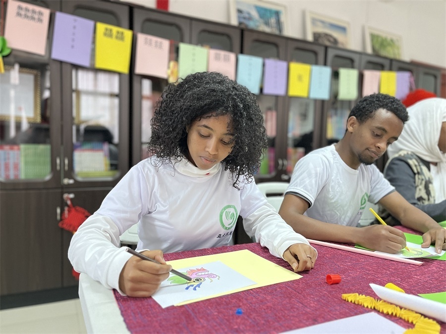 亞的斯亞貝巴大學(xué)孔子學(xué)院“網(wǎng)絡(luò)中國(guó)節(jié)·元宵”主題文化體驗(yàn)活動(dòng)現(xiàn)場(chǎng)。亞的斯亞貝巴大學(xué)孔子學(xué)院供圖