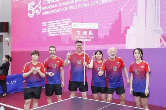 2021年，歐君廷（左三）參加上海紀(jì)念中美乒乓外交50周年活動(dòng)