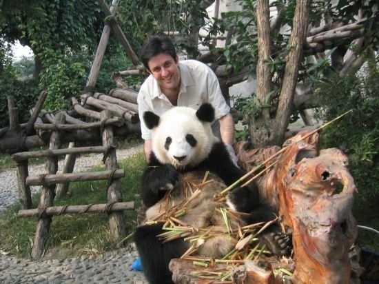 2006年，歐君廷在四川成都和熊貓合影