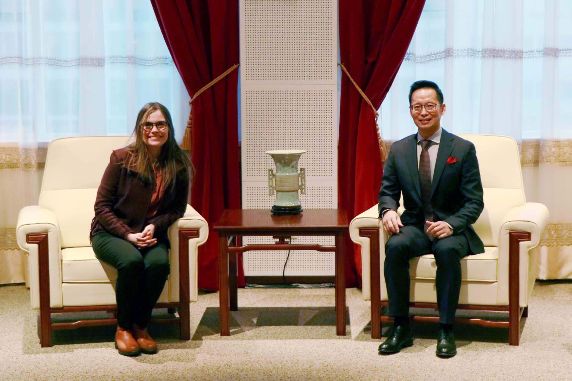 冰島總理雅各布斯多蒂爾（右一）與中國駐冰島大使何儒龍合影。中國駐冰島大使館供圖