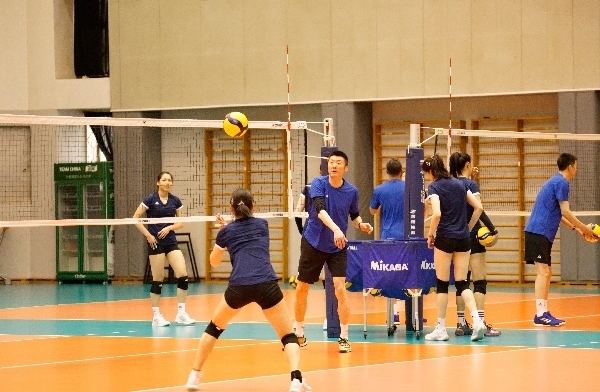 女排隊(duì)員在訓(xùn)練中。人民網(wǎng)記者李乃妍攝