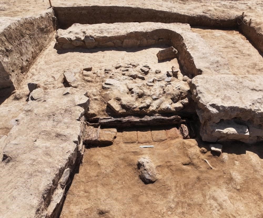 這是都蘭熱水墓群北一區(qū)M37號(hào)（“羊圈墓”）祭祀建筑的木質(zhì)門構(gòu)。