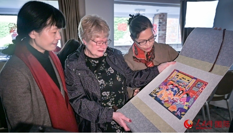 贈送舟山漁民畫。人民網(wǎng) 郭錦標(biāo)攝