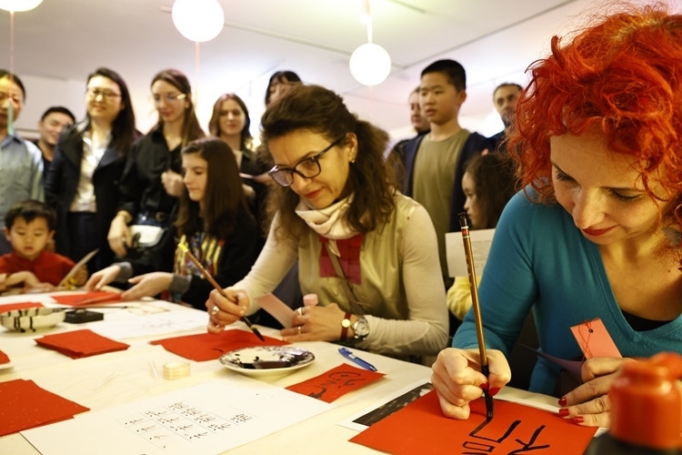 羅馬尼亞觀眾學習用毛筆寫“?！弊帧Ｖ袊幕行墓﹫D