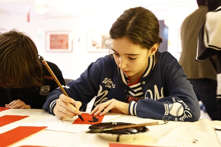 羅馬尼亞小朋友書寫毛筆字。中國文化中心供圖