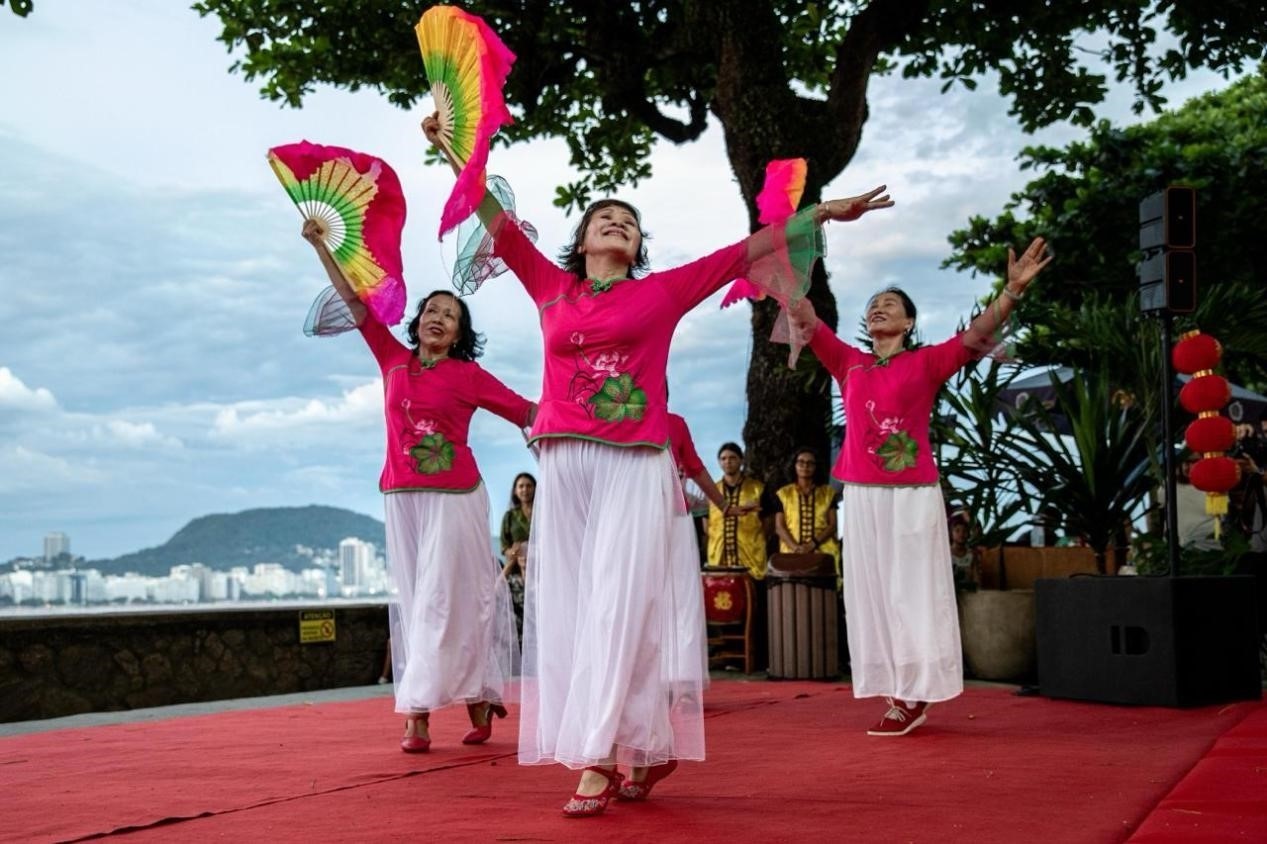 當(dāng)?shù)貢r間2月24日晚，2024年元宵節(jié)慶?；顒釉诎臀骼锛s熱內(nèi)盧市科帕卡巴納要塞舉辦。巴西山河文化促進中心供圖