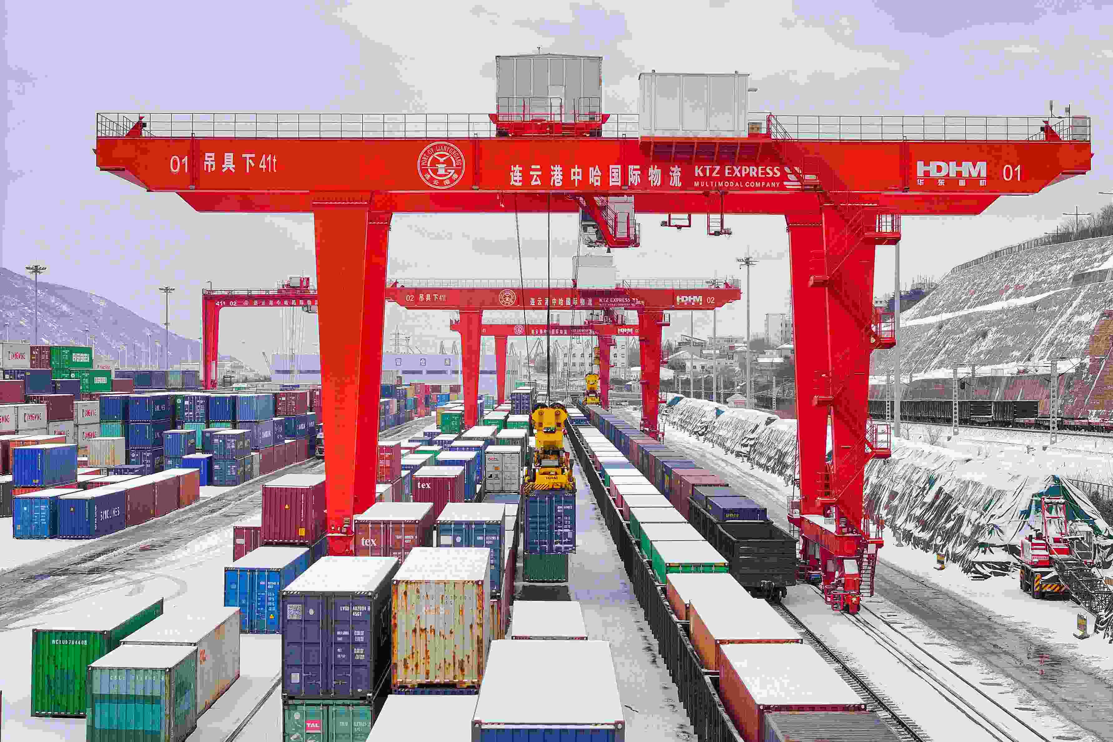 2024年2月22日，江蘇省連云港市中哈連云港物流合作基地，大型機(jī)械正在吊裝集裝箱。