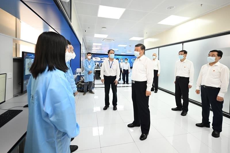 2023年7月6日，習(xí)近平總書記在江蘇南京市考察紫金山實驗室時，同科研人員親切交流。