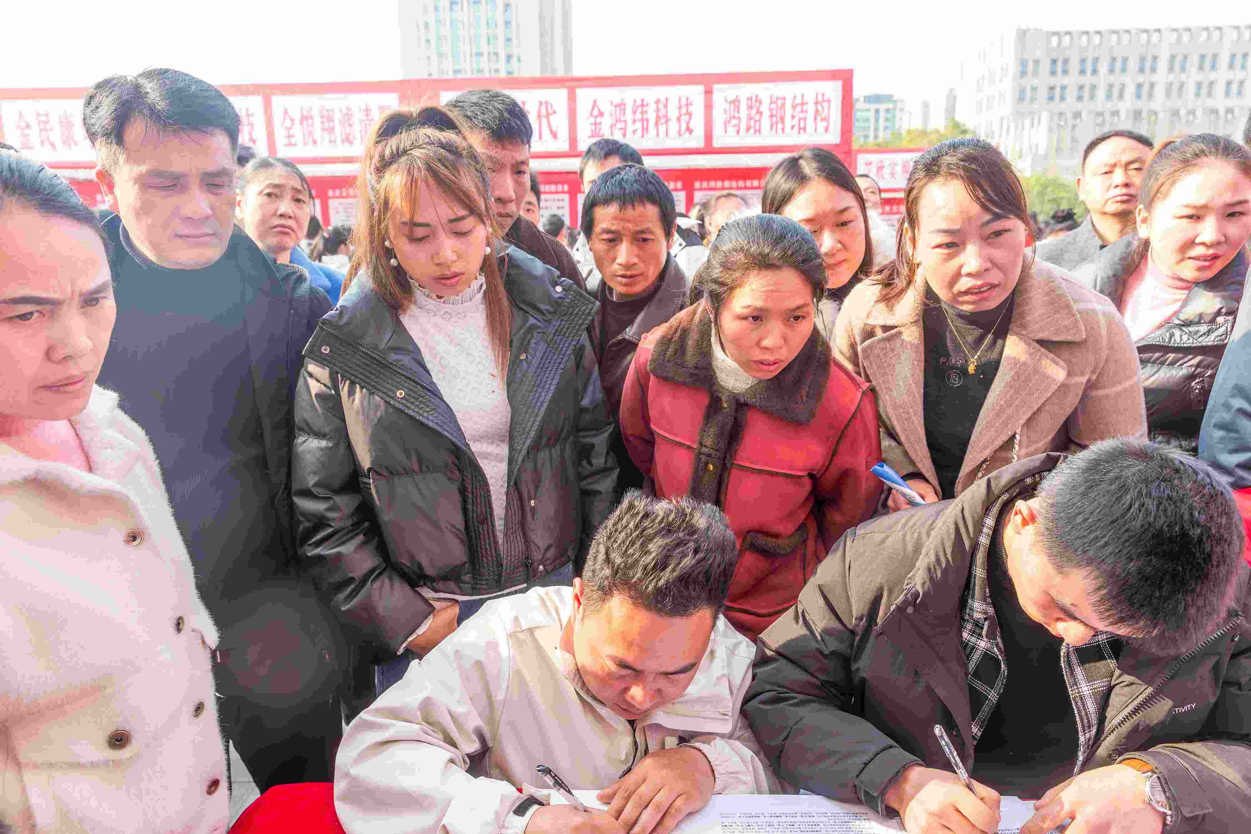 △ 2024年2月19日，重慶市南川區(qū)舉辦2024“春風(fēng)行動(dòng)”招聘會(huì)，為企業(yè)和求職者牽線搭橋，助力務(wù)工人員返崗就業(yè)、企業(yè)復(fù)產(chǎn)復(fù)工。