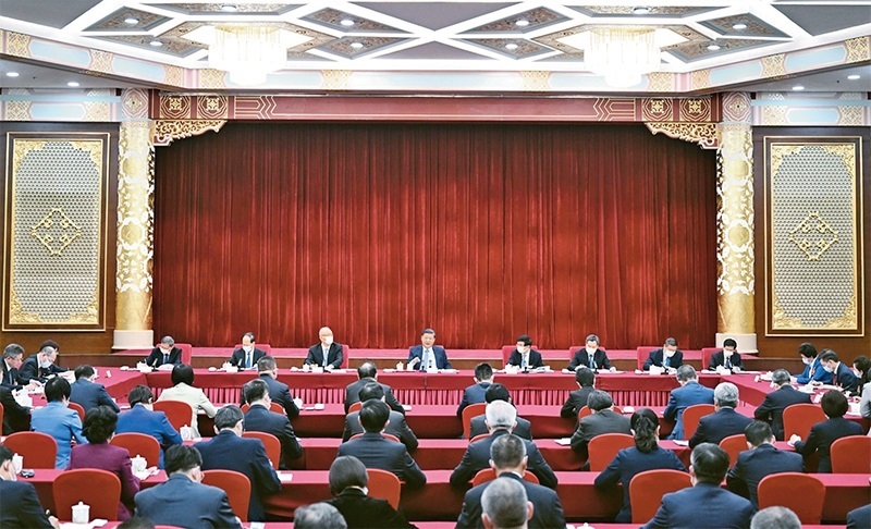 2023年3月6日，中共中央總書記、國家主席、中央軍委主席習(xí)近平看望參加全國政協(xié)十四屆一次會(huì)議的民建、工商聯(lián)界委員，并參加聯(lián)組會(huì)，聽取意見和建議。中共中央政治局常委、全國政協(xié)十四屆一次會(huì)議主席團(tuán)會(huì)議主持人王滬寧，中共中央政治局常委蔡奇、丁薛祥參加看望和討論。 新華社記者 謝環(huán)馳/攝