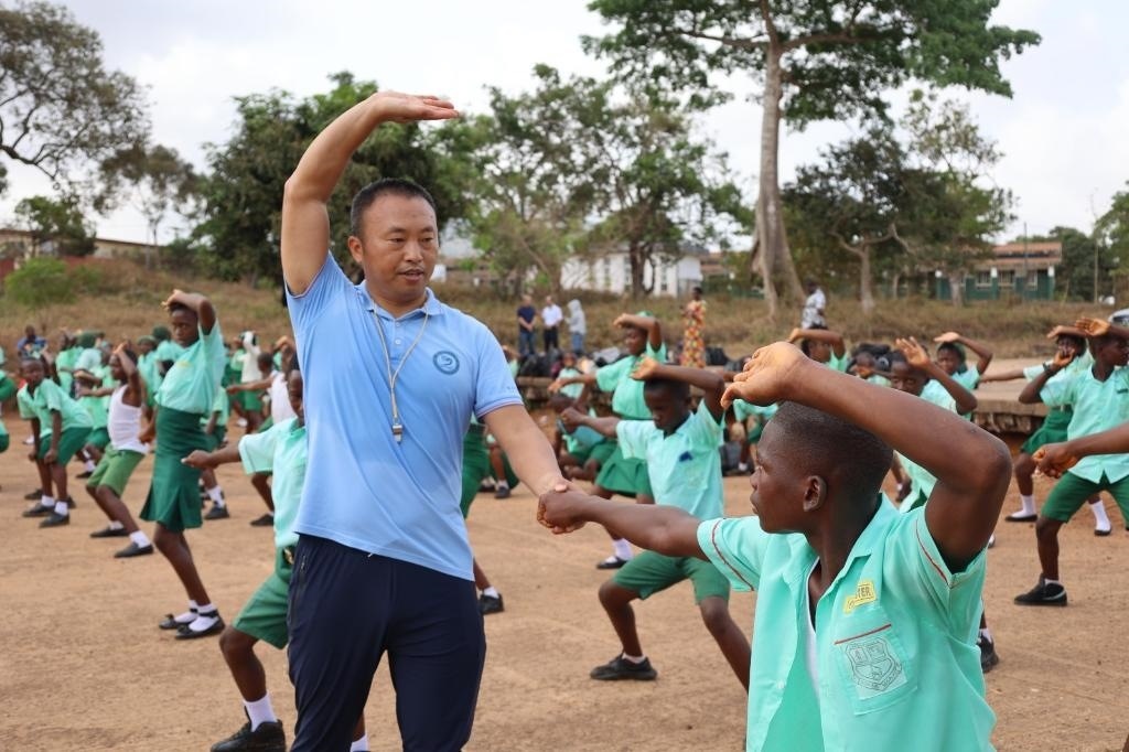 2月20日，在塞拉利昂首都弗里敦，來自塞拉利昂大學(xué)孔子學(xué)院的武術(shù)教師劉偉在為當(dāng)?shù)貙W(xué)生上武術(shù)課。