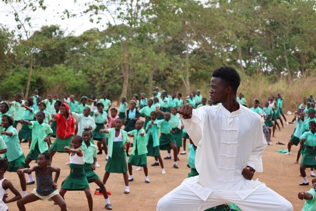 2月20日，在塞拉利昂首都弗里敦，當(dāng)?shù)貙W(xué)生在上武術(shù)課。