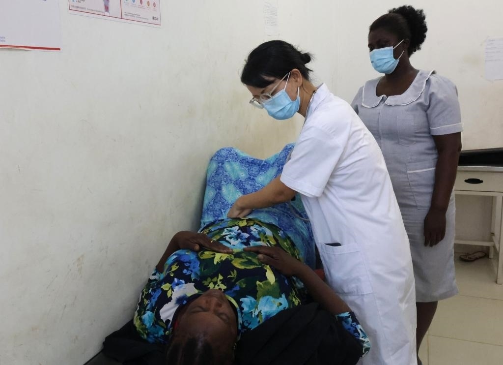 2023年2月27日，在塞拉利昂首都弗里敦，一名中國醫(yī)療隊的醫(yī)生正在為患者檢查身體。