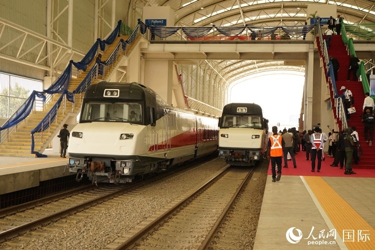 紅線車輛整裝待發(fā)。人民網記者 姜宣攝