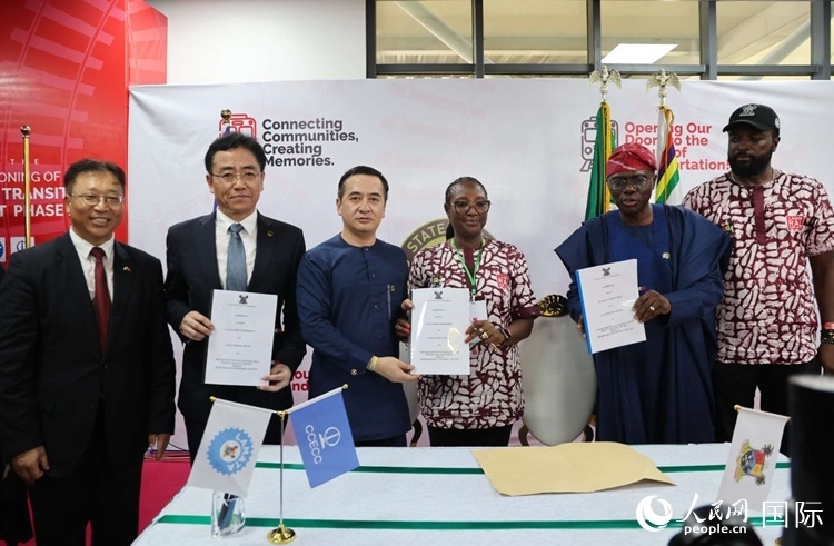 中國土木尼日利亞公司執(zhí)行董事張志臣（左三）與桑沃-奧盧（右二）分別代表雙方簽署了項目二期合同。閆玉娟攝