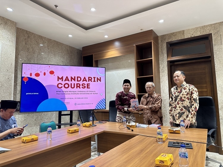 阿拉扎大學(xué)孔子學(xué)院向獨立清真寺贈書。阿拉扎大學(xué)孔子學(xué)院供圖