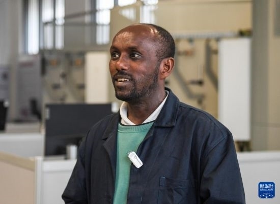 2月15日，在亞的斯亞貝巴的埃塞俄比亞聯(lián)邦職業(yè)技術(shù)培訓(xùn)學(xué)院，魯班工坊當(dāng)?shù)亟處熂s納斯·阿凱萊（中文名艾友涵）接受新華社采訪。