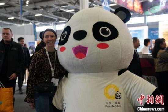 3月5日，2024年柏林國(guó)際旅游交易會(huì)(ITB)在柏林會(huì)展中心拉開帷幕。以“你好！中國(guó)”為主題的中國(guó)展區(qū)當(dāng)日亮相展會(huì)。圖為觀眾與大熊貓人偶合影。中新社記者 馬秀秀 攝