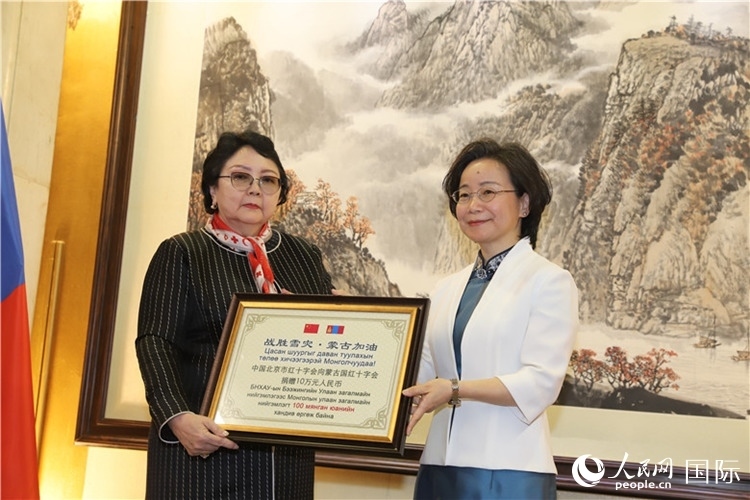 沈大使向?qū)殑跔柆敚ㄗ螅┟貢L(zhǎng)轉(zhuǎn)交捐款。人民網(wǎng)記者 霍文攝