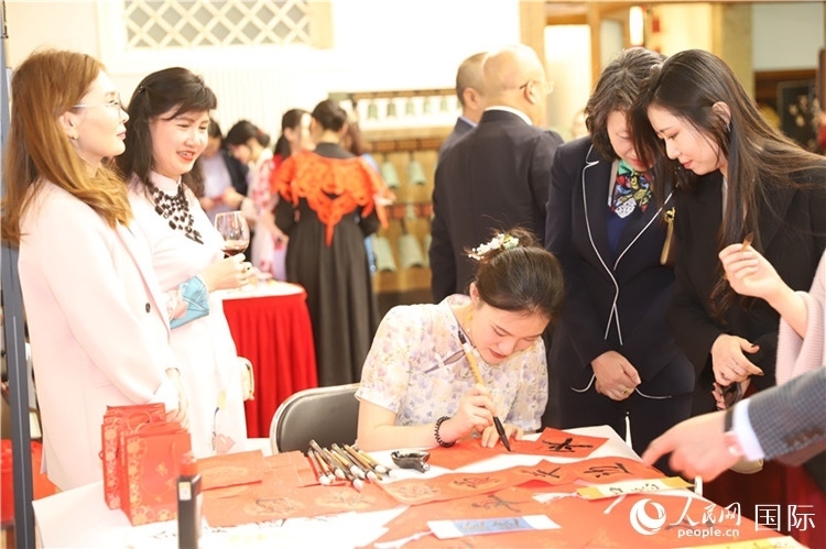 現(xiàn)場(chǎng)書法體驗(yàn)。人民網(wǎng)記者 霍文攝