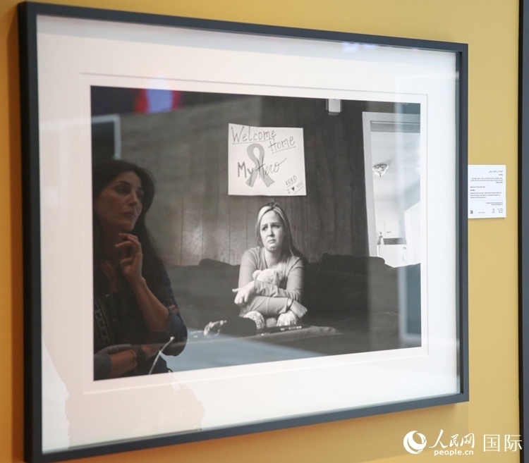 一名觀眾在觀賞攝影作品。人民網(wǎng)塔里克·易卜拉欣攝